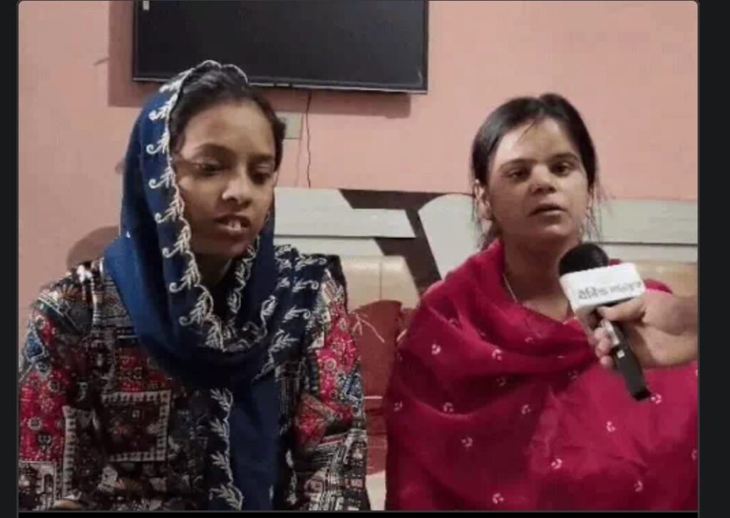 जालंधर में चोरों ने किया ऐसा काम कि चोरी करने की वीडियो रिकॉर्डिंग भी न मिल सके शिवम, रिपोर्टर, पीटीएन जालंधर के थाना रामामंडी एरिया के अंतर्गत आते अंबेडकर नगर में चोरों ने एक घर को निशाना बनाया। जानकारी के अनुसार परिवार के सदस्य मुकेरियां में अपने रिश्तेदारों की तरफ शादी के लिए गए हुए थे, पीछे से अंबेडकर नगर स्थित एक नंबर गली में उनके मकान पर चोरों ने हाथ साफ कर दिया। चोर करीब पांच तोले सोना, चांदी और ₹50000 नकदी लेकर फरार हो गए। *सीसीटीवी और डीवीआर भी साथ ले गए चोर* इस मामले में रीमा और उनकी भाभी रोशनी ने बताया कि वह परिवार के साथ शादी में गए हुए थे। जब वह शादी से वापस लौटे तो घर पर सारा सामान बिखरा हुआ देखा। घर से सोना और नकदी गायब थे। चोरों की वीडियो रिकॉर्डिंग ना मिल सके इसलिए चोरों ने सीसीटीवी और डीवीआर भी चुरा लिया और अपने साथ ले गए। *पुलिस ने संदिग्ध को लिया हिरासत में* परिवार ने घर में चोरी होने की सूचना तुरंत पुलिस को दी, सूचना के आधार पर पुलिस पार्टी मौके पर पहुंची । शक होने पर पुलिस पार्टी ने वहां मौके से संदिग्ध को हिरासत में ले लिया। पुलिस ने परिवार के बयान दर्ज कर लिए हैं। पुलिस का कहना था कि परिवार के बयानों के आधार पर जांच जारी है।